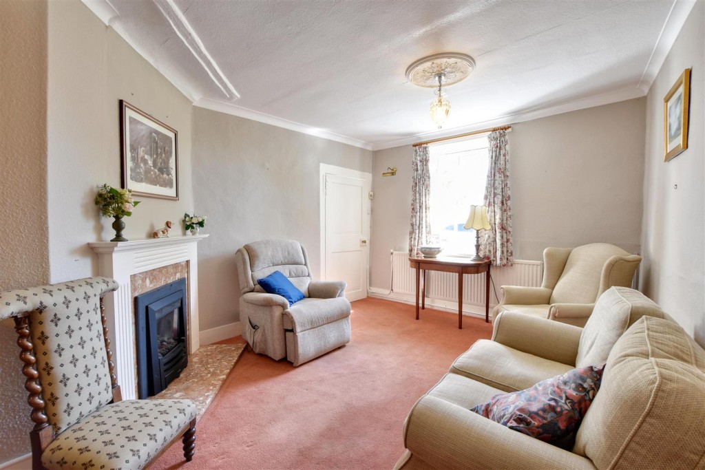 Lot: 129 - PERIOD HOUSE FOR IMPROVEMENT - Living room